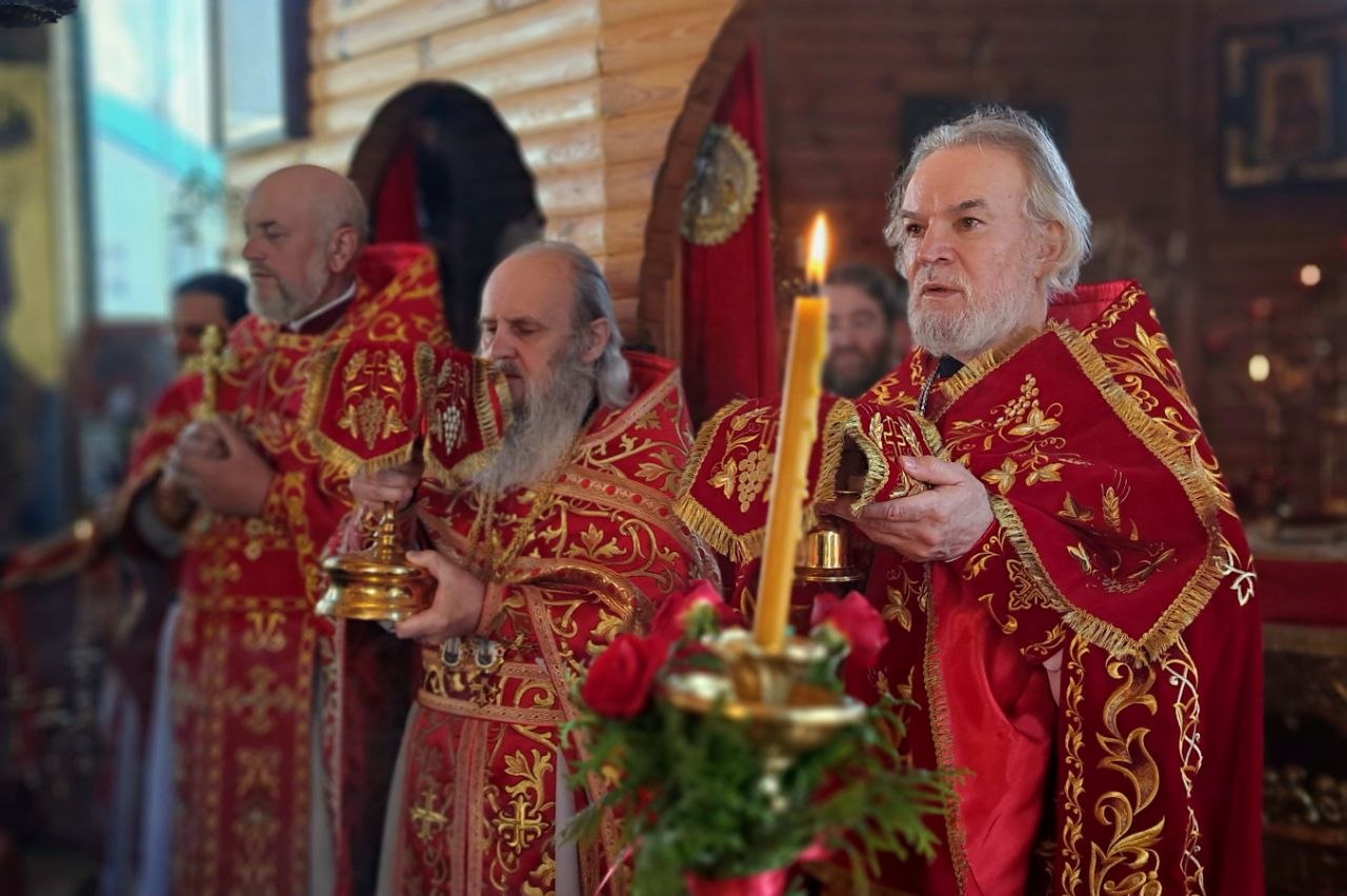 Божественна літургія у червоних облаченнях