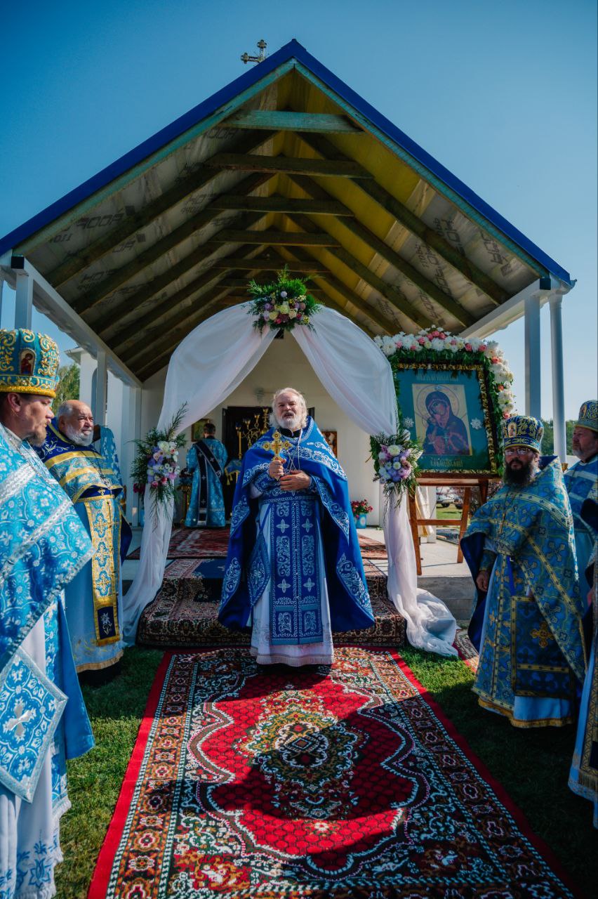 Святкове богослужіння у блакитних облаченнях