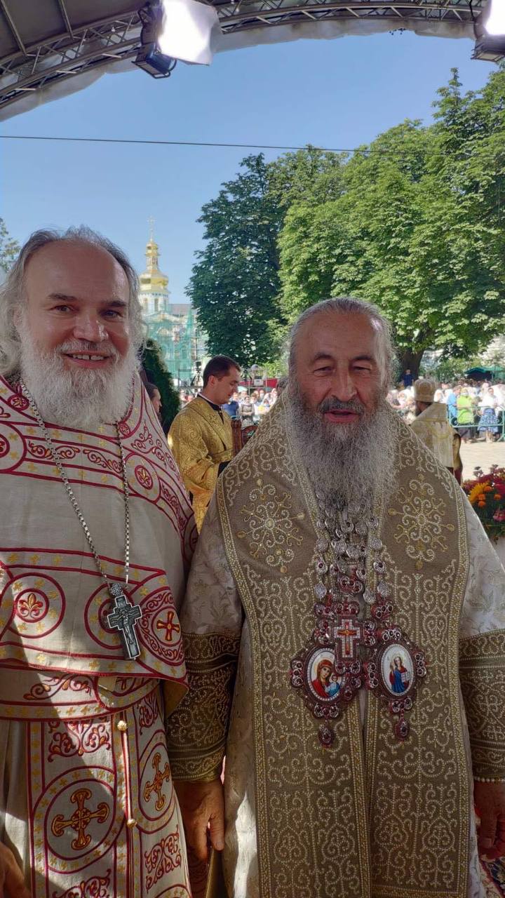 Духовенство після богослужіння