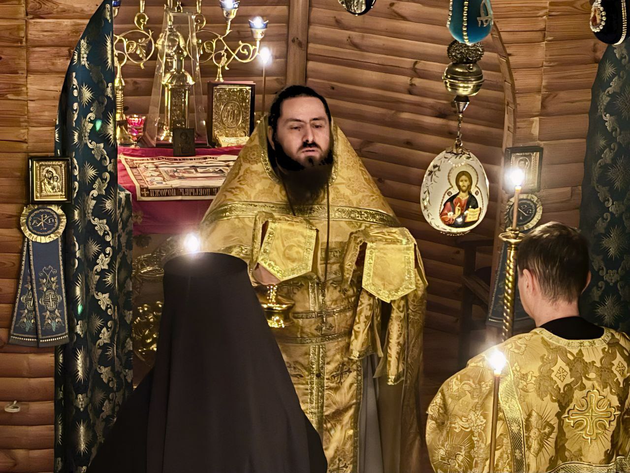 Служба у золотих облаченнях у дерев'яному храмі