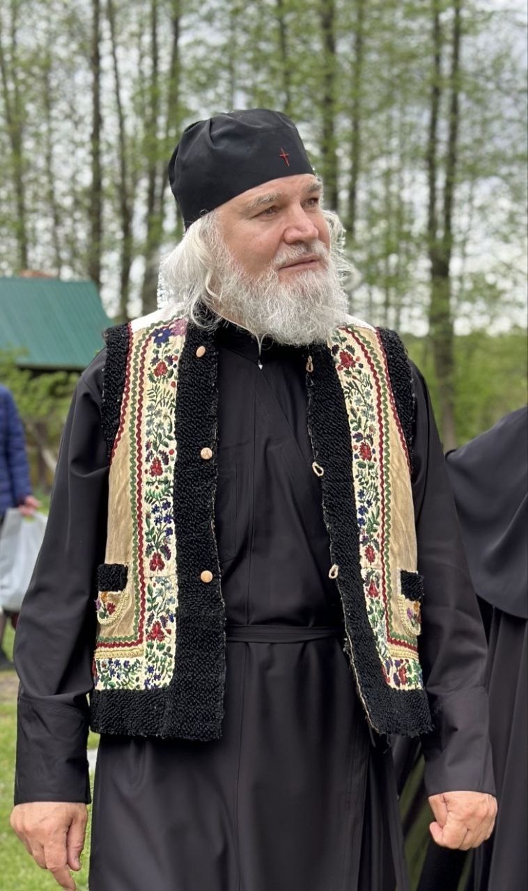 Паломник біля лісу на території обителі