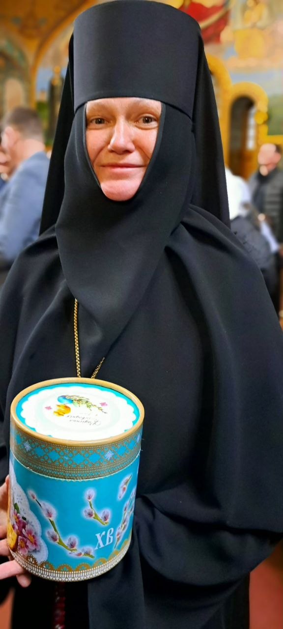 Сестра з пасхальним дарунком