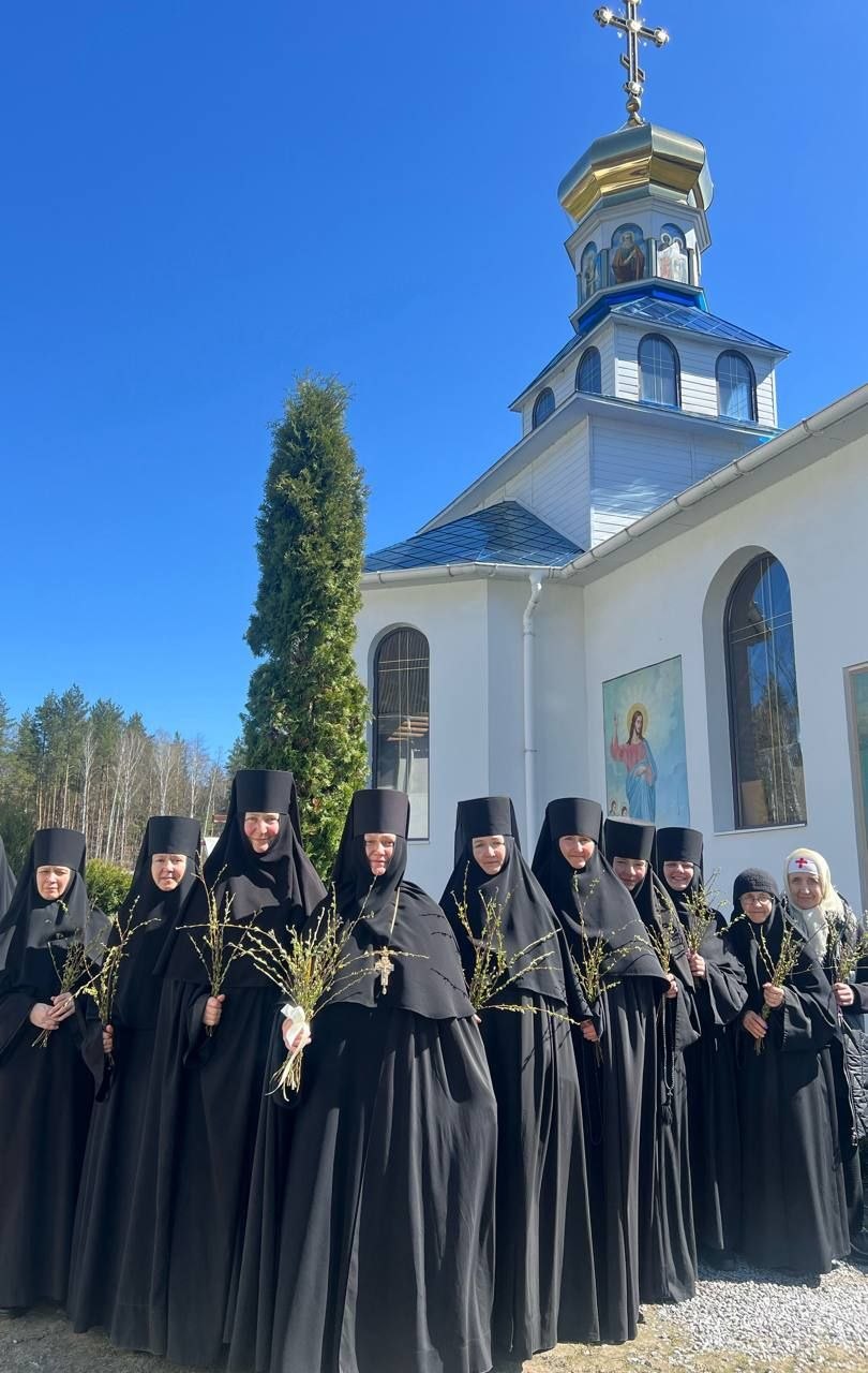Сестри біля храму у Вербну неділю