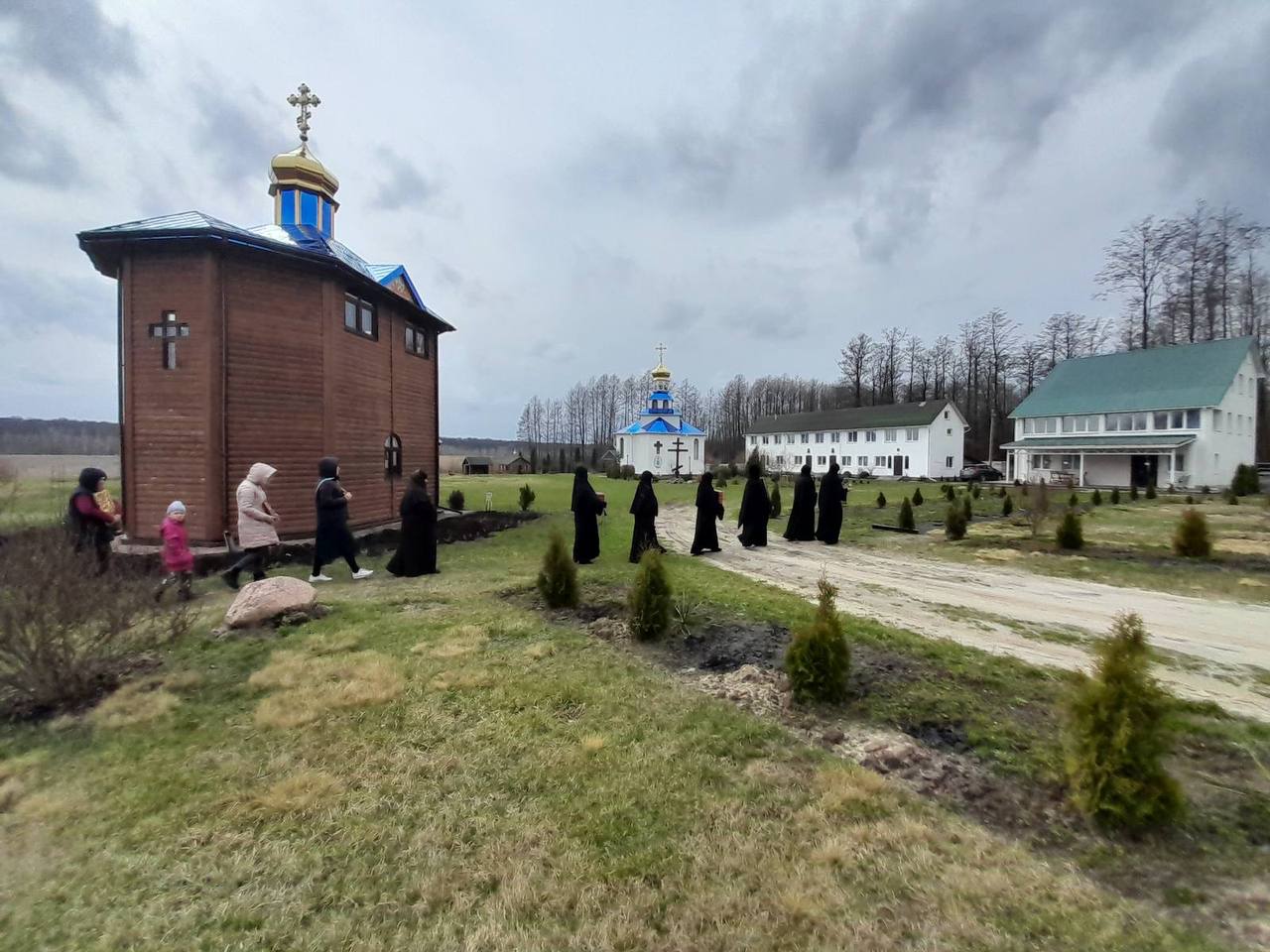 Сестри і паломники на території скиту у Соболівці