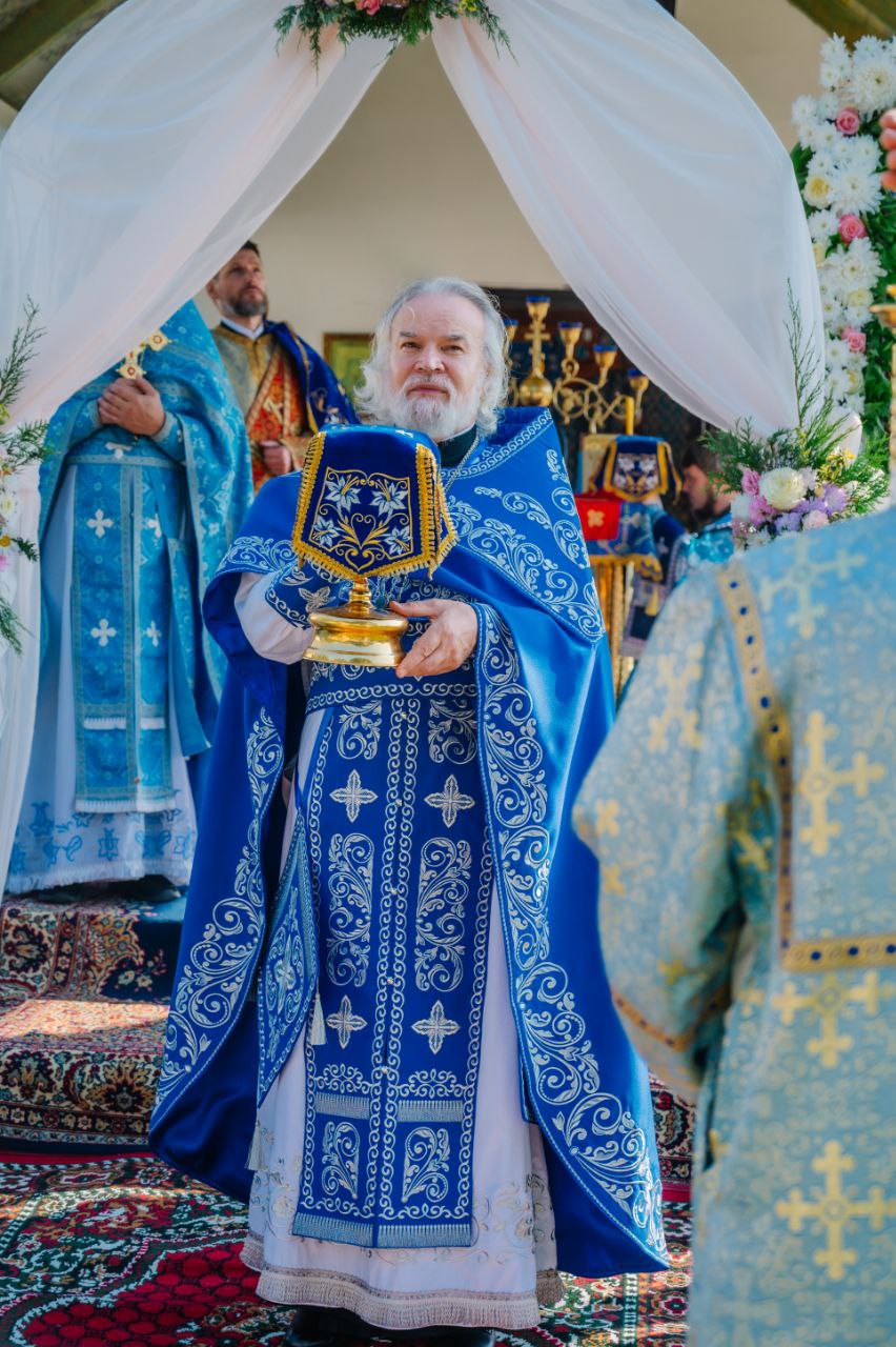 Духівник у блакитних облаченнях